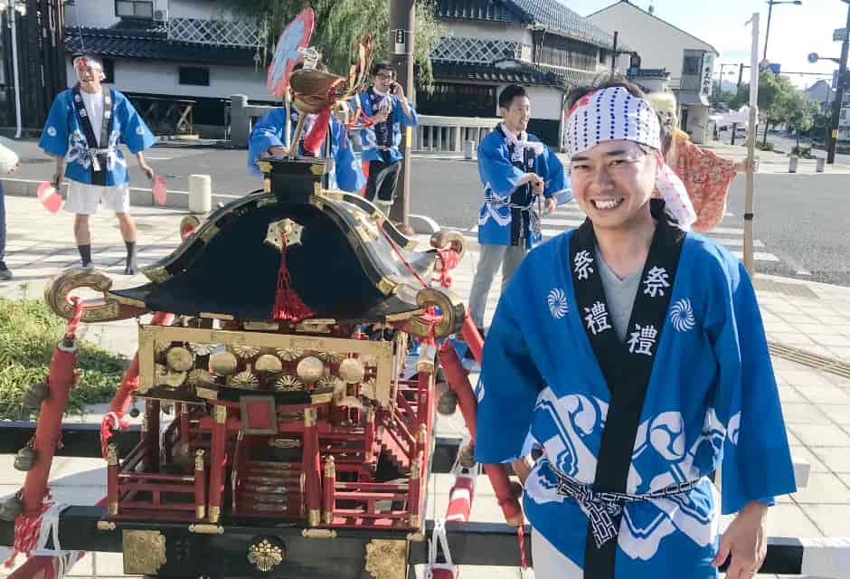 地元の祭りに参加する原たくやの写真